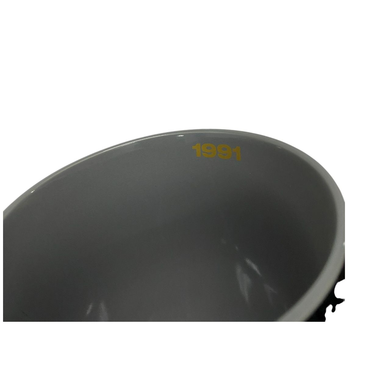 Tazón Colo Colo Copa Libertadores 1991 de 880 ml en cerámica negra con nombres de los campeones del 91. Ideal para coleccionistas y fanáticos del Eterno Campeón.